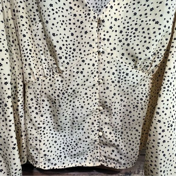 Levi’s Top - Picture 4 of 7